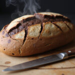 Pan de Centeno recién horneado con corteza crujiente y aroma delicioso.