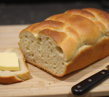 Perfectly baked gluten-free bread, 'El secreto de un Pan Sin Gluten perfecto', sliced and ready to serve.