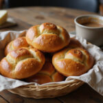 Pan de Bono recién horneado servido con café colombiano, una delicia tradicional.