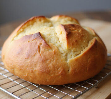 Delicious homemade Pan Sin Gluten, perfect for gluten-free diets, cooling on a rack.