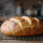 Pan Sin Gluten como lo hacía la abuela recién horneado, enfriándose sobre una rejilla.