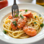 Pasta Cremosa con Langostinos terminada, decorada con perejil y queso parmesano, lista para servir.