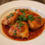 Deliciosos muslos de pollo en salsa de tomate, la receta fácil y deliciosa de la abuela.