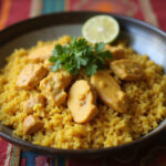 Delicioso plato de arroz con pollo al curry, listo para disfrutar, una receta fácil y rápida de la cocina india.