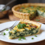 Quiche de espinacas recién horneada servida con hierbas frescas.