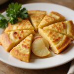 Tortilla de patatas en freidora de aire dorada y lista para servir