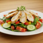 Ensalada mixta colorida con pollo a la parrilla, ideal para bajar de peso y disfrutar de comidas saludables.