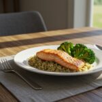 Cena saludable de salmón a la parrilla con brócoli al vapor y quinoa.