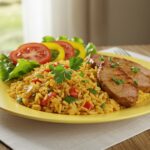 Plato servido de arroz con solomillo jugoso, ideal para disfrutar en una comida tradicional.