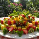 Hermosas brochetas de frutas listas para servir en una mesa de patio soleada.