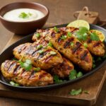 Deliciosas brochetas de pollo marinadas, perfectas para disfrutar en una comida saludable.