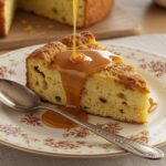 Rebanada de budín de pan casero con salsa de caramelo, ideal para disfrutar.