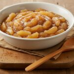 Deliciosa compota de manzana fácil servida en un bol, perfecta para el postre.