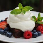Postre con crema batida casera en un trozo de pastel, ideal para realzar el sabor.