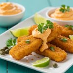Dedos de pescado crujientes con dip habanero listos para servir.