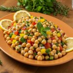 Ensalada de garbanzos servida, perfecta para una comida saludable y nutritiva.