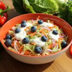 Ensalada de repollo con yogur griego y arándanos, una deliciosa opción de ensalada saludable.