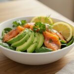 Ensalada de aguacate, espinacas y salmón, ideal para una comida saludable.