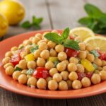 Ensalada de garbanzos fresca y saludable, perfecta para una comida rápida.