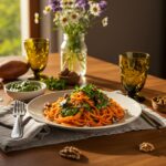 Espaguetis de boniato con pesto y setas, presentación final en la mesa.