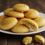 Galletas de fécula de maíz recién horneadas que se deshacen en la boca, listas para servir.