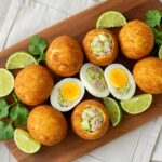 Plato de huevos rellenos con atún y aguacate, ideal para celebraciones y comidas familiares.