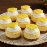 Mini cheesecakes de piña y leche de coco condensada, un postre delicioso y atractivo.