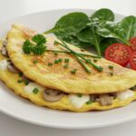 Delicious finished omelette ligero con champiñones y queso, ideal para desayuno saludable en 15 minutos.