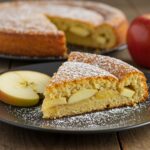 Delicious slice of pastel de manzana sin harina, ideal for dessert.