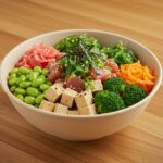 Poke bowl de tofu y brócoli perfectamente presentado, ideal para recetas saludables y comidas frescas.