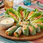 Plato de rollitos de lechuga con pavo y verduras, perfectos para una comida ligera y saludable.