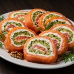 Sliced rollo de salmón, a healthy aperitivo de salmón with colorful ingredients.