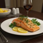 Salmón al horno con hierbas y limón perfectamente presentado, ideal para una comida saludable y deliciosa.