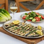 Plato de sardinas a la brasa perfectamente servido, ideal para una comida al aire libre.