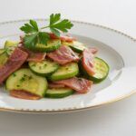 Sartenada de calabacín con jamón servida en un plato elegante, ideal para una cena.