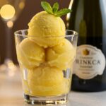 Delicious sorbete de limón served with cava, perfect for a refreshing dessert.