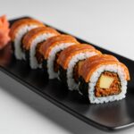 Sushi fusión terminado con ingredientes ibéricos, ideal para disfrutar en cualquier ocasión.