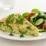 Tortilla de brócoli presentada elegantemente, ideal para una comida saludable.