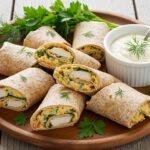 Wrap integral de pollo y hummus listo para servir, ideal para una comida rápida saludable.