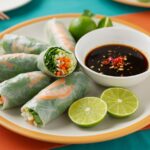 Wraps de papel de arroz con pollo y aguacate servidos en una mesa, ideales para una comida ligera.