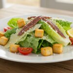 Finished ensalada césar with anchovies and croutons, a delicious homemade recipe.