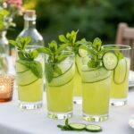 Bebidas infusionadas con pepinillos servidas en una mesa de verano, perfectas para disfrutar con amigos.