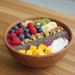 Colorful and creamy smoothie proteico bowl, perfect for a healthy breakfast.