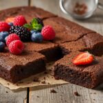 Brownie saludable decorado con frutas frescas, ideal para disfrutar sin culpa.