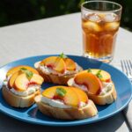 Finished bruschetta de durazno with ricotta, perfect for summer appetizers and refreshing snacks.