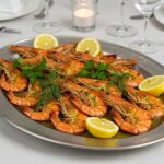 Camarones al horno perfectamente presentados, ideales para disfrutar en una cena.
