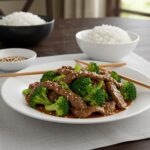 Plato terminado de Carne y Brócoli al Estilo Chino, ideal para disfrutar de recetas chinas.