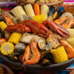 Hervido de mariscos clásico presentado en un bol, perfecto para una fiesta en la mesa.