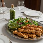 Ensalada con brochetas de pollo lista para disfrutar, combinando frescura y delicioso sabor ahumado.
