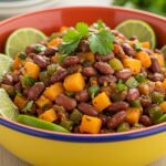 Ensalada de frijoles densa y colorida lista para servir, perfecta para una comida saludable.